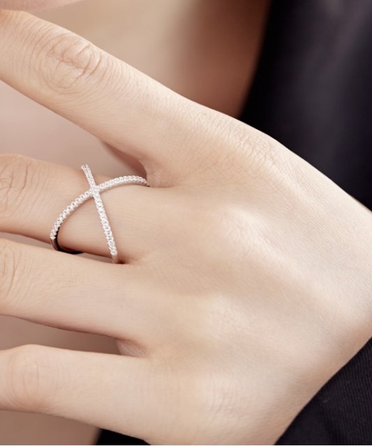 Sterling silver ring with zircons