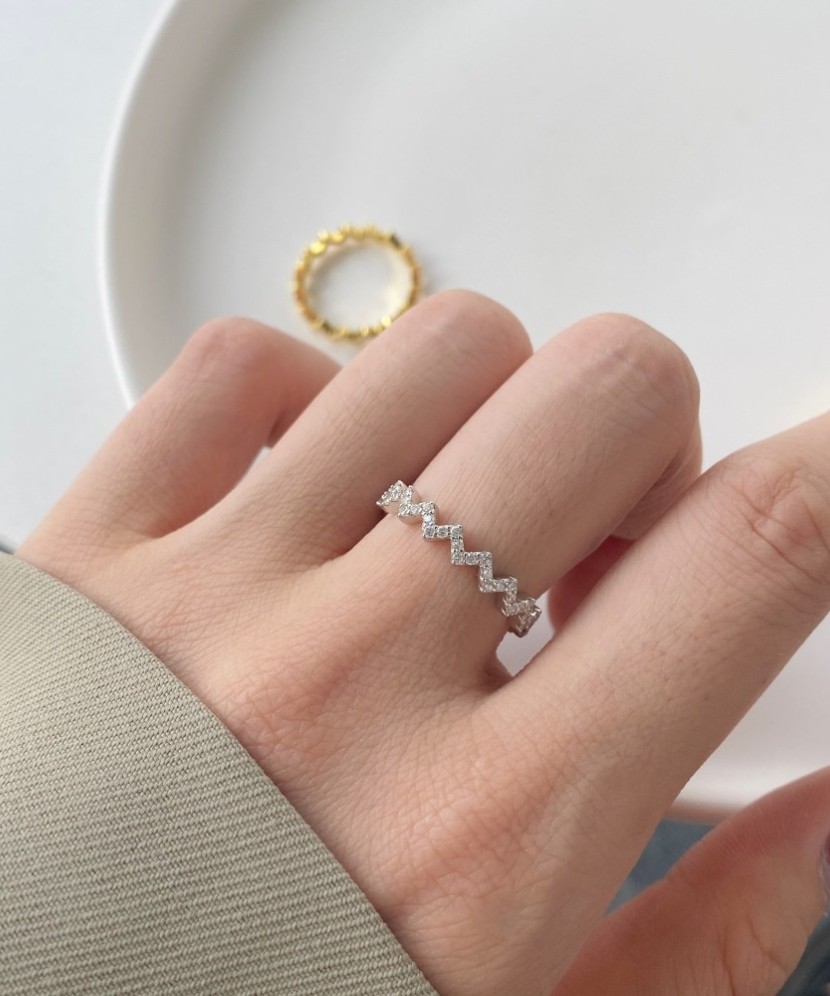 Hopeasormus zirkoneilla