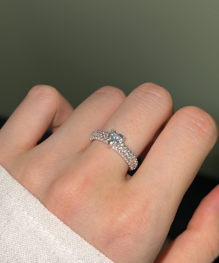 Sterling silver ring with zircons