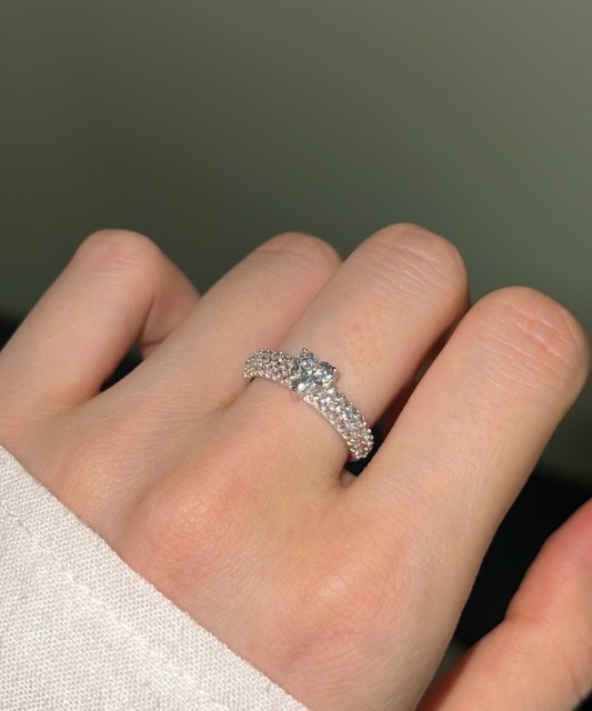 Sterling silver ring with zircons