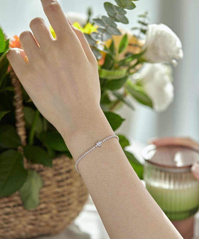 Hopeinen rannekoru zirkoneilla