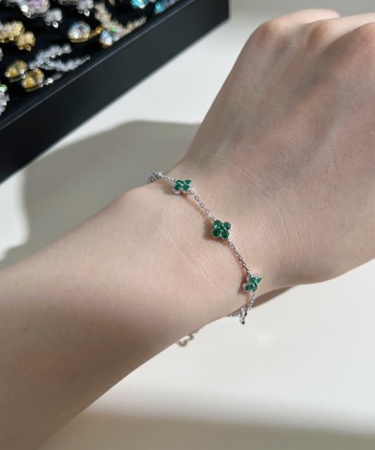 Hopeinen rannekoru zirkoneilla