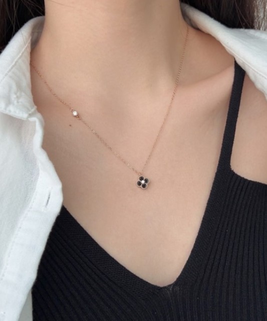 Kullattu hopeaketju emalilla ja zirkoniriipuksella