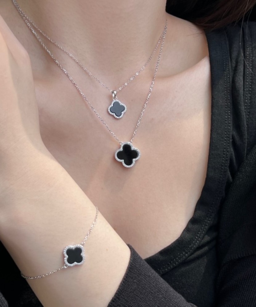 Hopeaketju emalilla ja zirkoniriipuksella