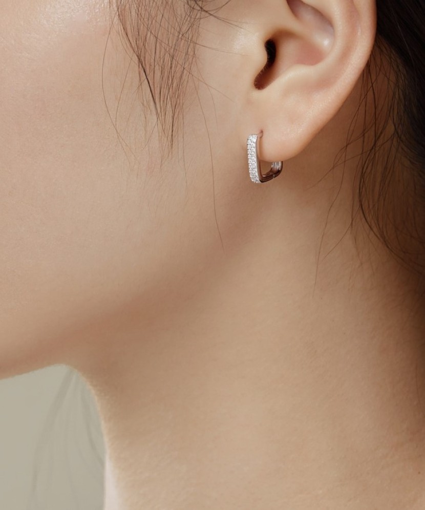 Hopeiset korvakorut zirkoneilla