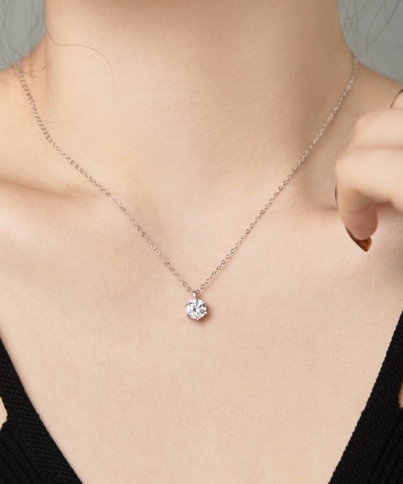 Hopeinen ketju zirkoniriipuksella