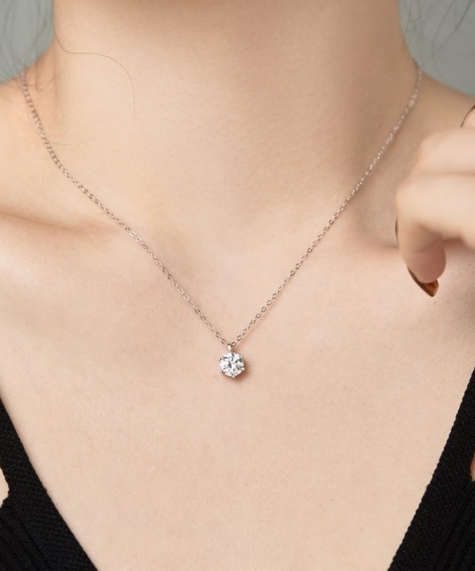 Hopeinen ketju zirkoniriipuksella