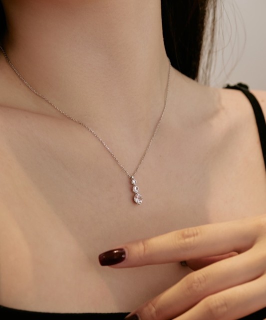 Sterling silver chain with zirconium pendant