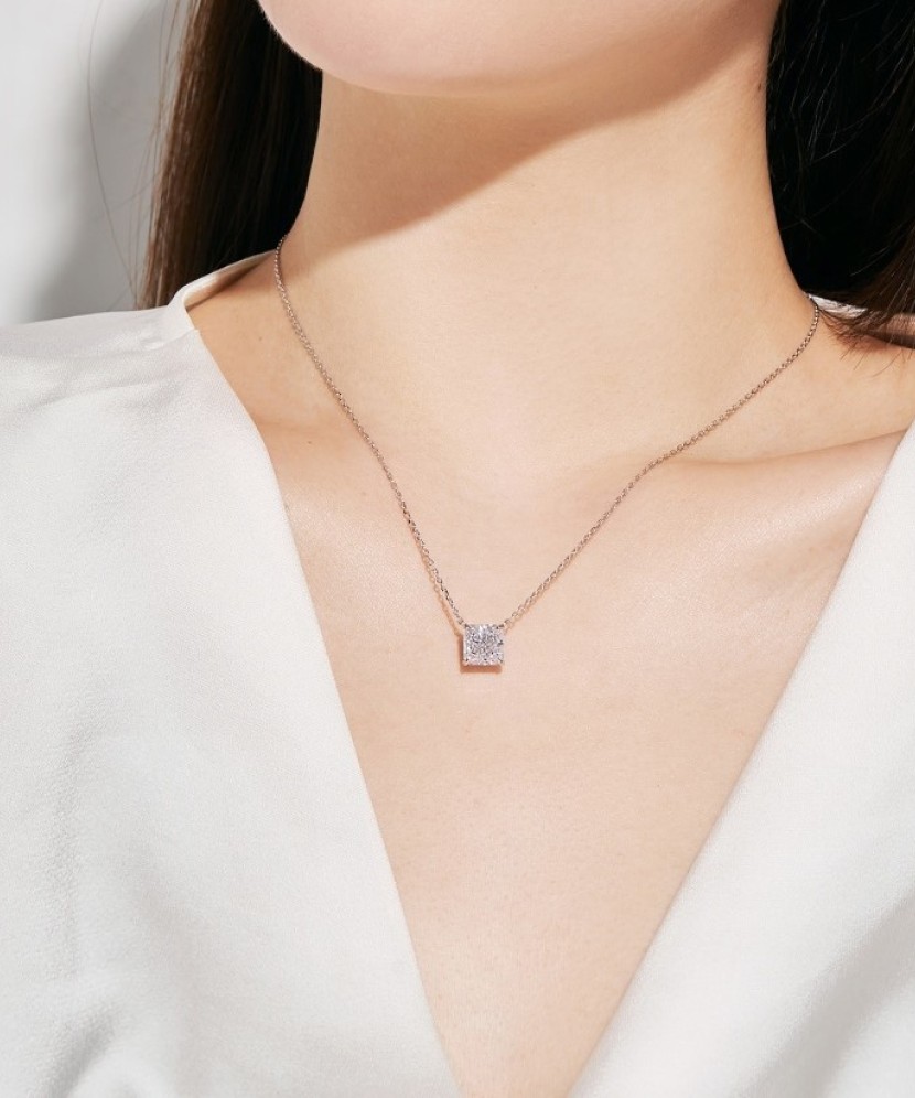 Sterling silver chain with zirconium pendant