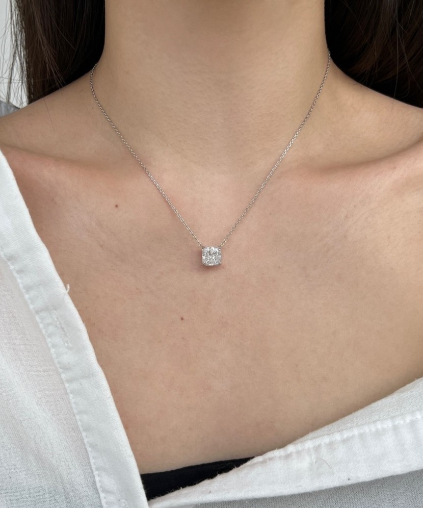 Hopeinen ketju zirkoniriipuksella