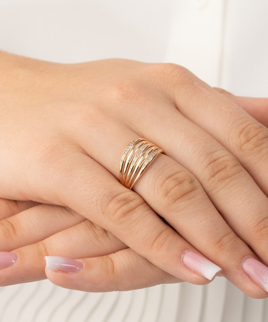 Gold ring with zircons