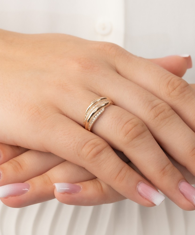 Gold ring with zircons