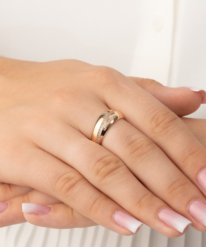 Gold ring with zircons