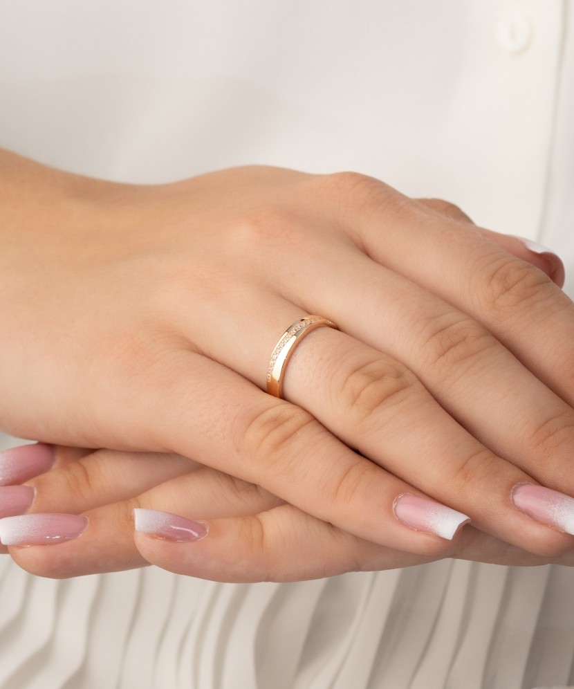 Gold ring with zircons