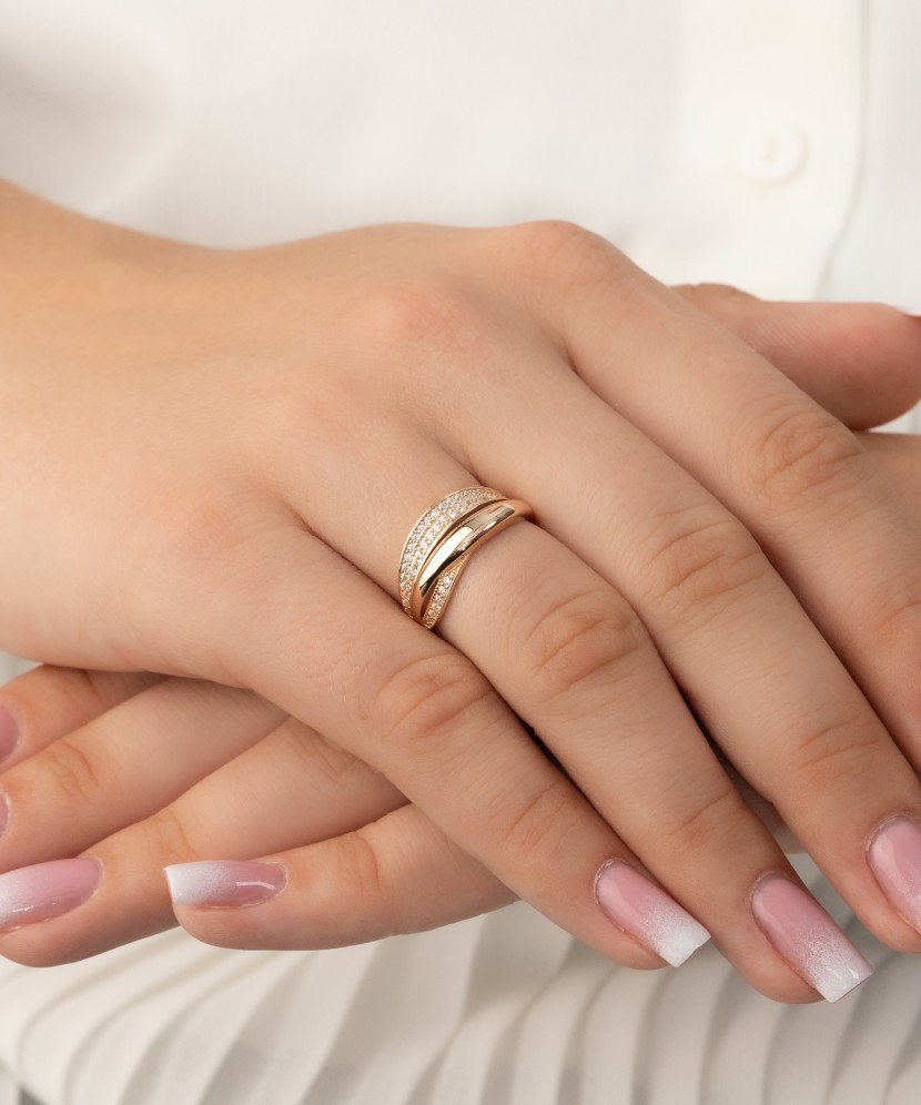 Gold ring with zircons