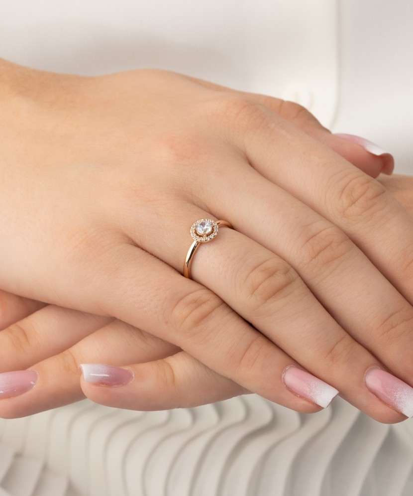 Gold ring with zircons