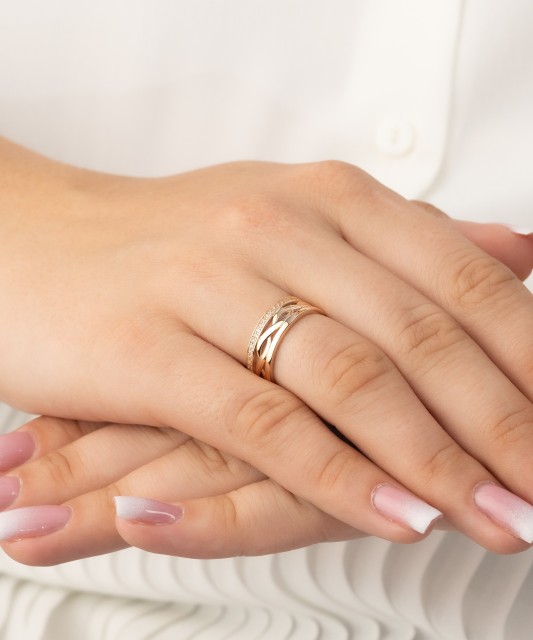 Gold ring with zircons