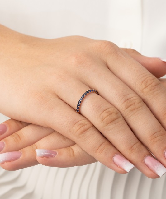 Kultasormus zirkoneilla