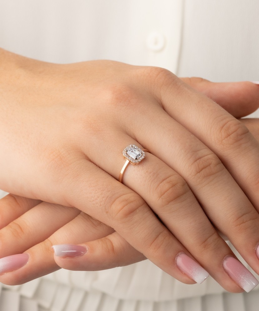 Kultasormus zirkoneilla