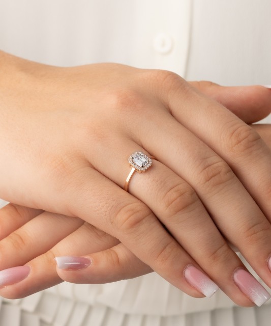 Gold ring with zircons