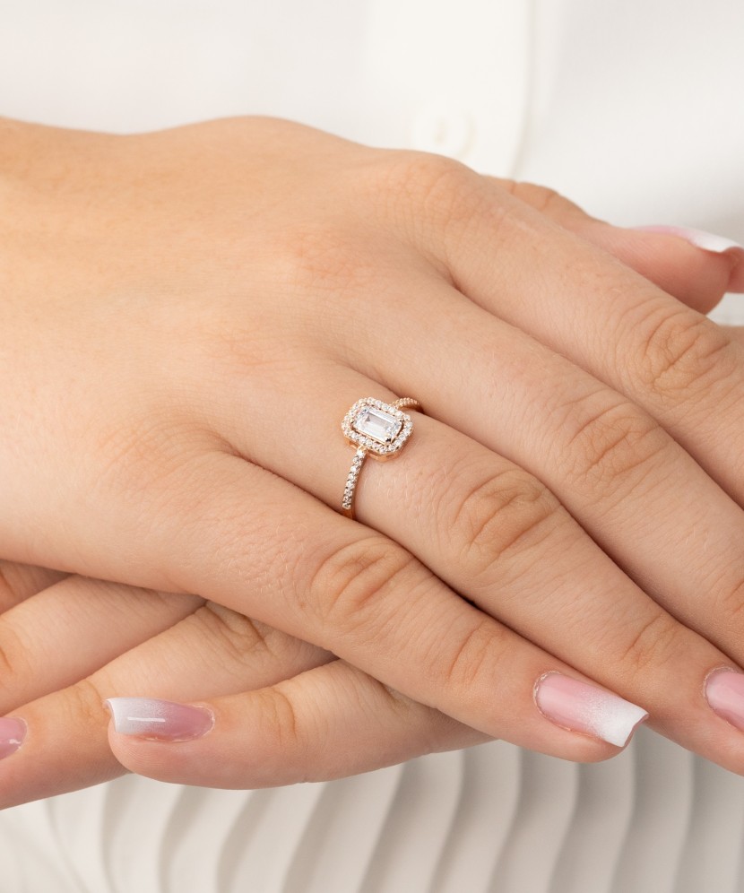 Kultasormus zirkoneilla