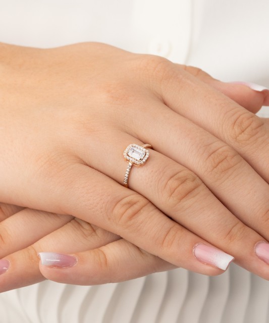 Gold ring with zircons