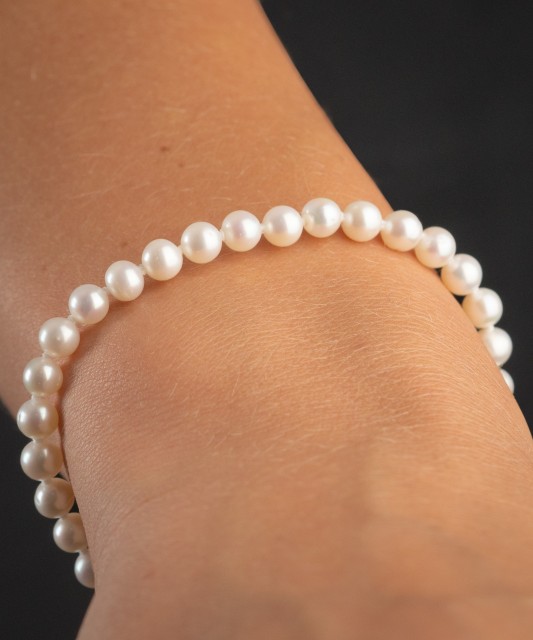 Pearl bracele twith gold