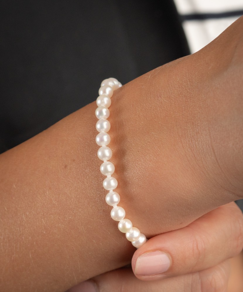 Pearl bracele twith gold