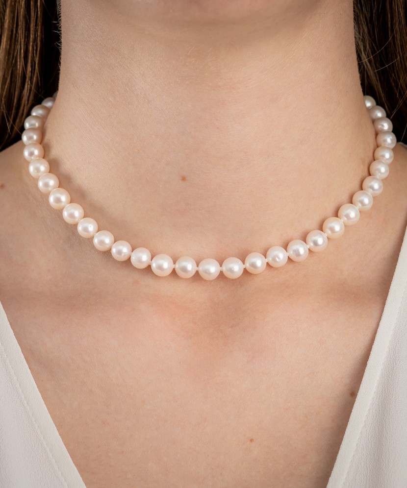 Pearl necklaces with gold