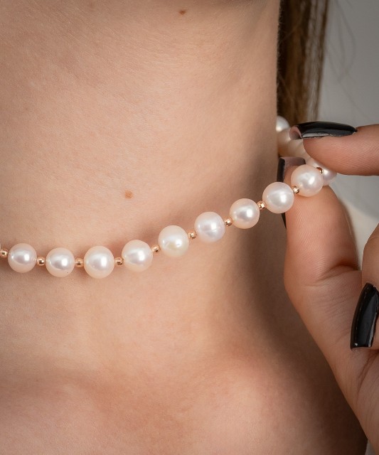 Pearl necklaces with gold