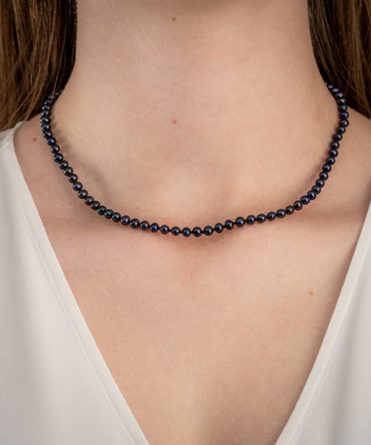 Helmikaulakoru kullalla