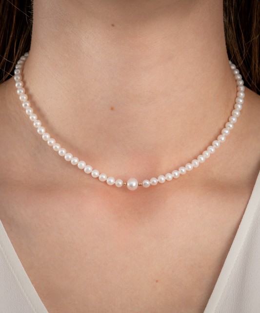 Helmikaulakoru kullalla