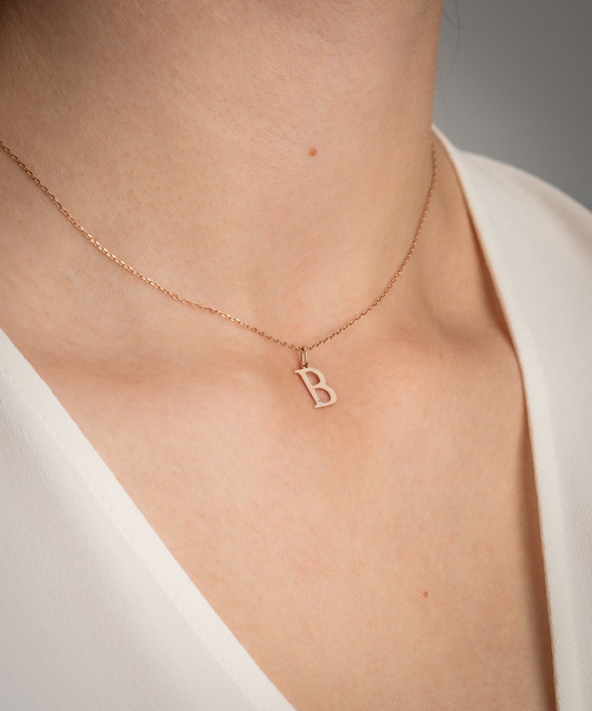 Kultainen riipus timantilla, kirjain B