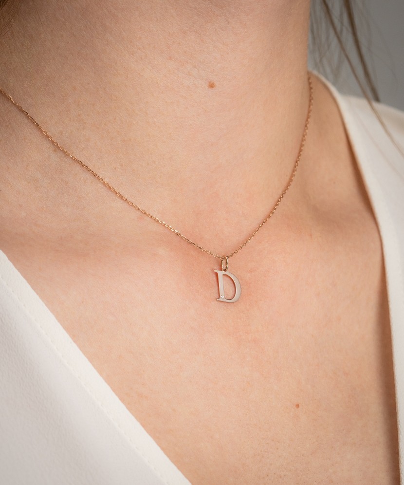 Kultainen riipus timantilla, kirjain D