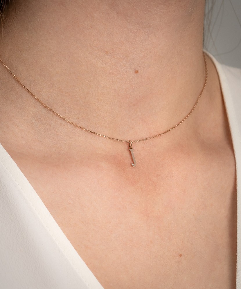 Kultainen riipus timantilla, kirjain J