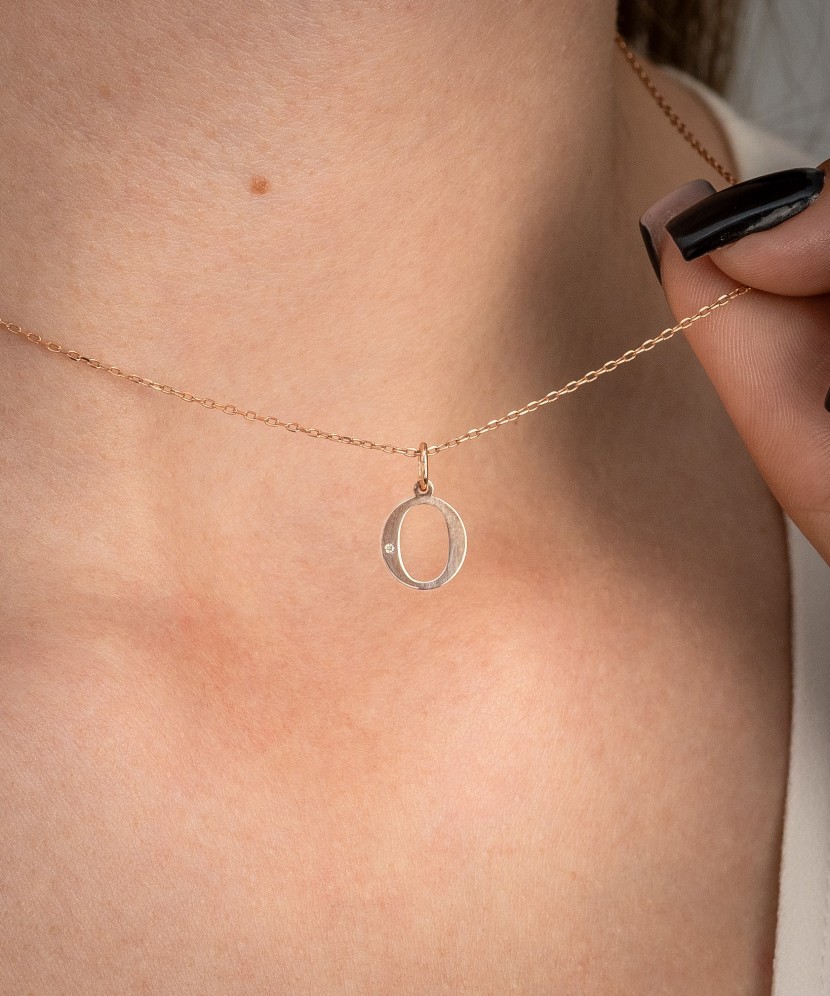 Kultainen riipus timantilla, kirjain O