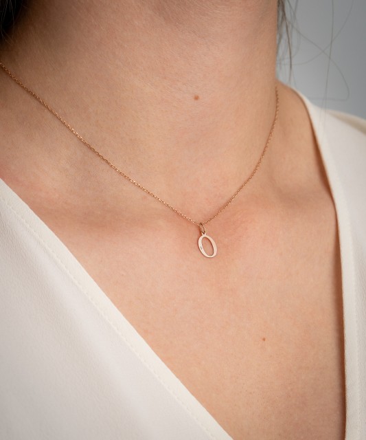 Kultainen riipus timantilla, kirjain O