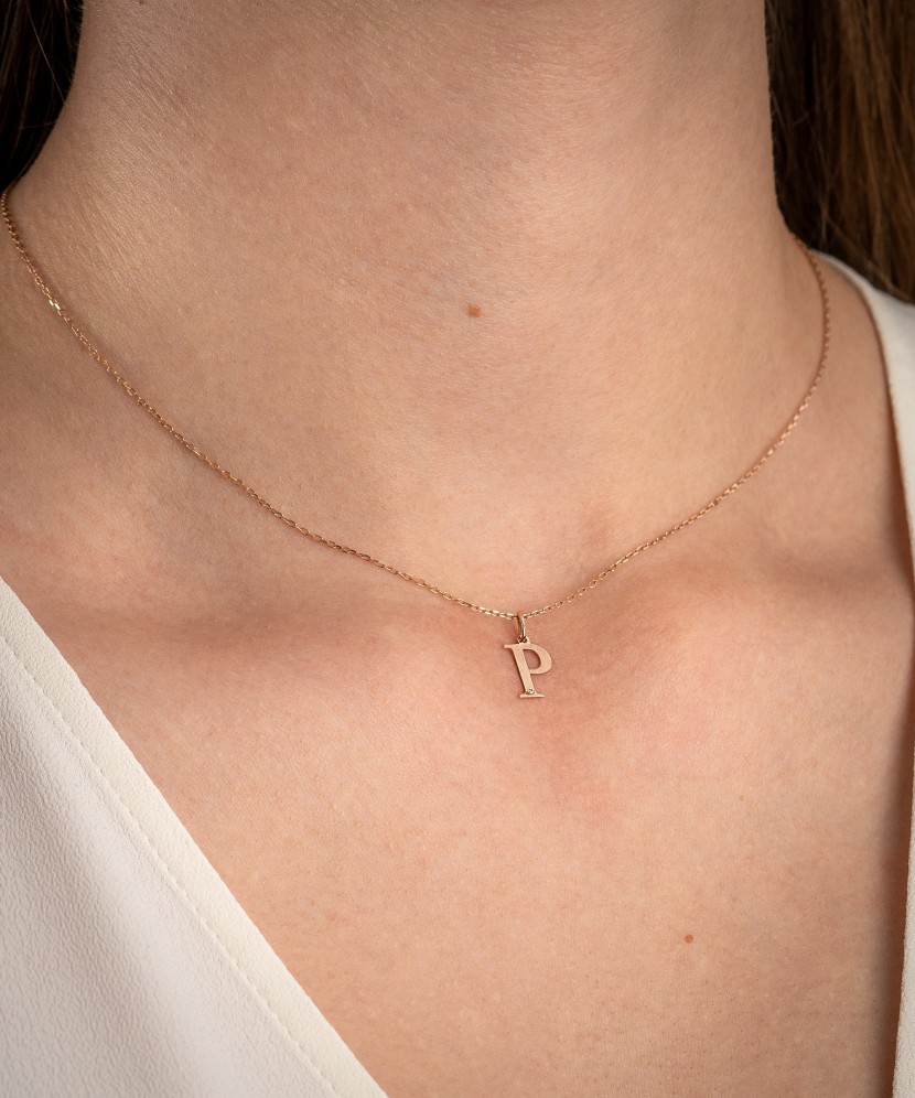 Kultainen riipus timantilla, kirjain P