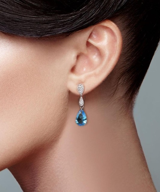 Hopeiset korvakorut zirkoneilla