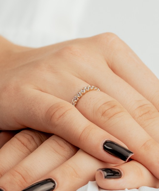 Kultasormus zirkoneilla