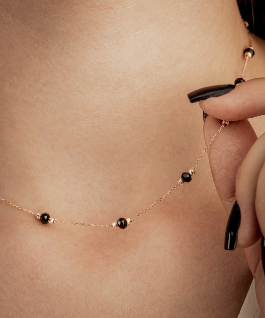 Gold chain with onyx