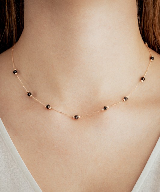 Kultainen kaulakoru onyxilla