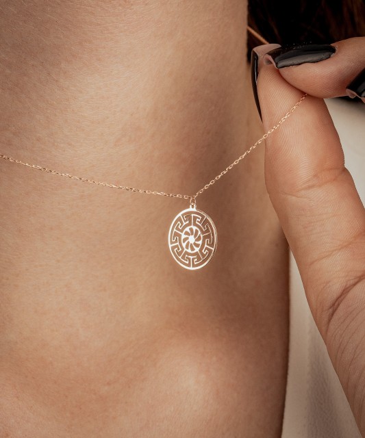 Kultainen ketju riipuksella