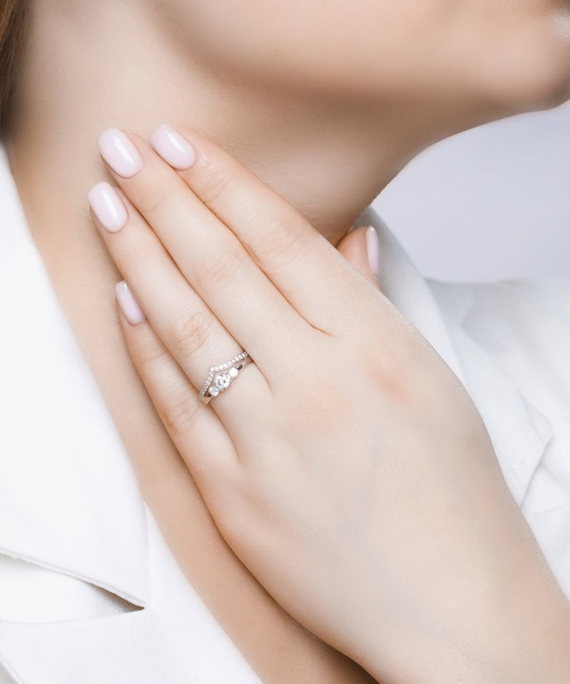 Sterling silver ring with zircons