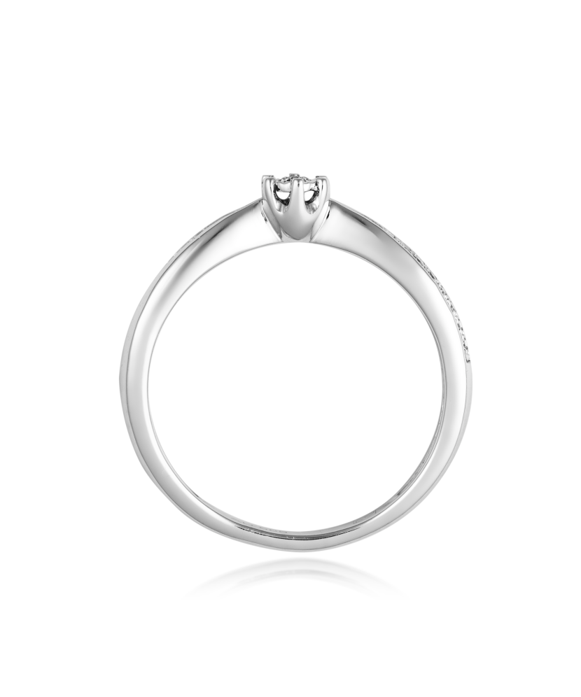 Valkokultainen sormus timanteilla