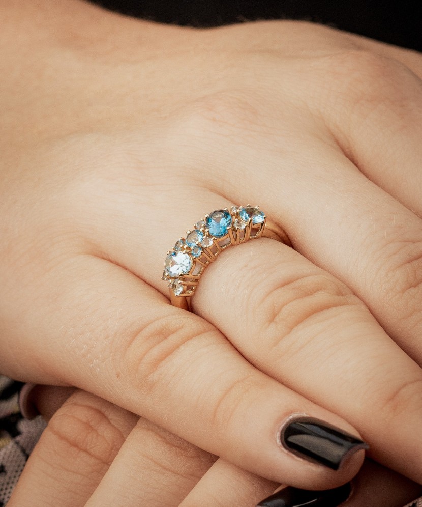 Yellow gold ring with diamonds and topazes