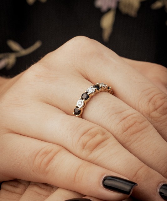 Yellow gold ring with diamonds and sapphires