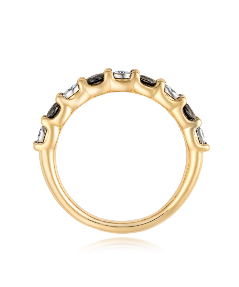 Keltainen kultasormus timanteilla ja safiireilla