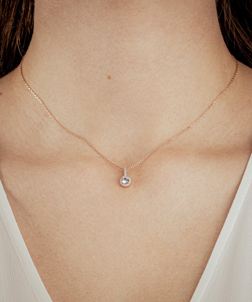 Kultainen riipus timantilla ja kirkkaalla topaasilla