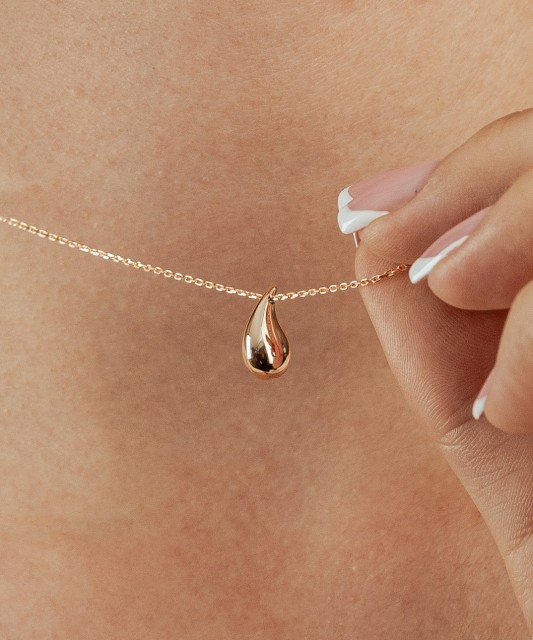 Gold chain with pendant